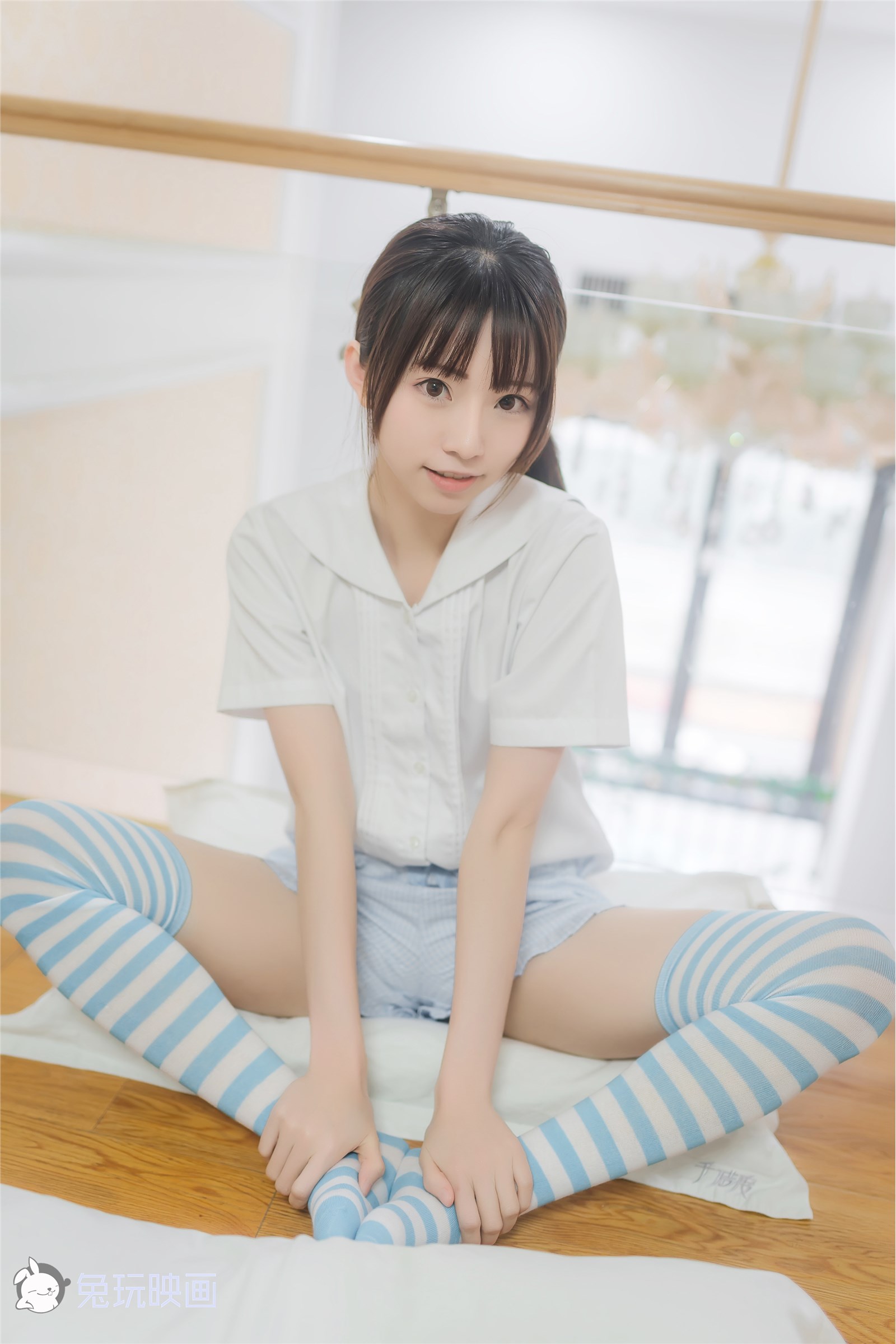 Rabbit Play Image VOL.049 Blue and White Striped Socks(1)